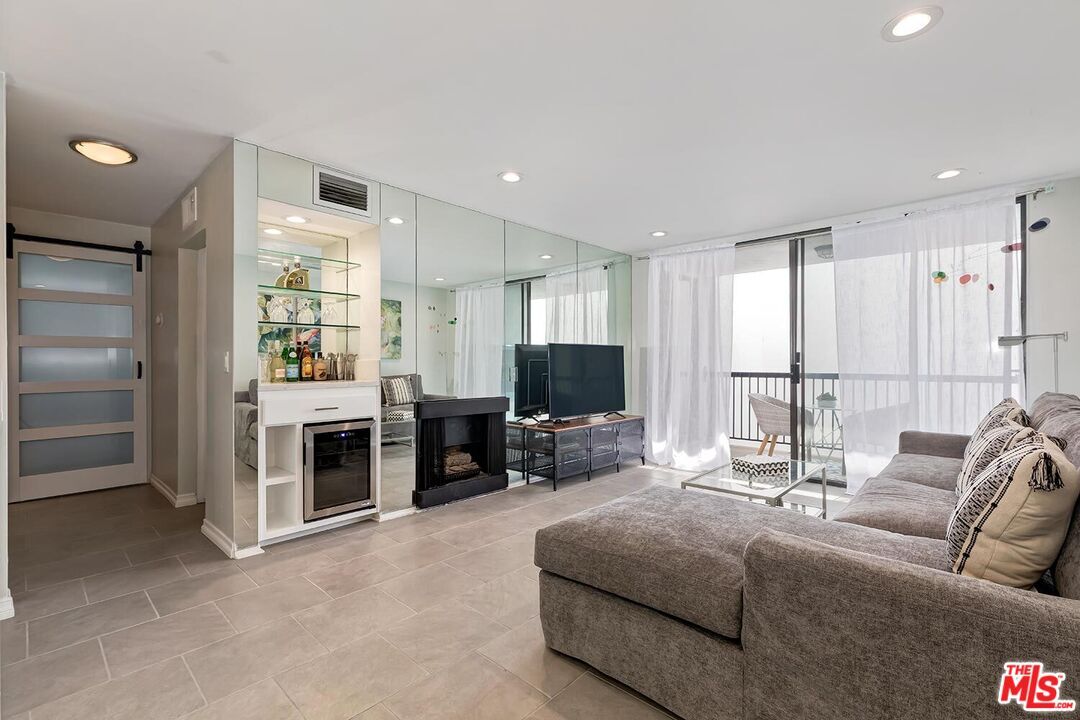 Property Photo: 906 N Doheny Dr CA 90069