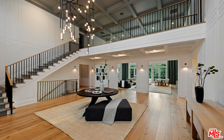 Property Photo:  491 N Tigertail Rd  CA 90049 