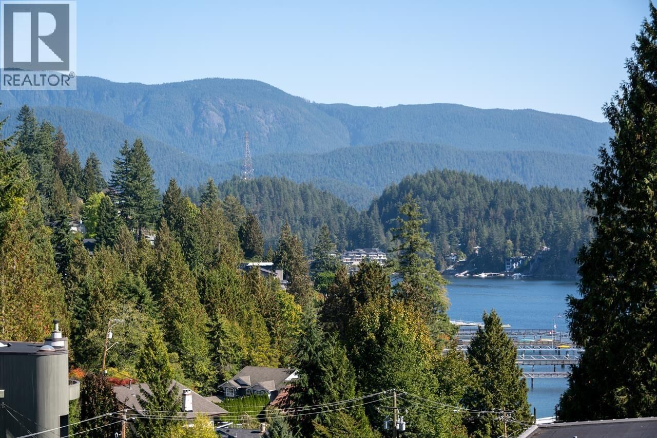 Photo de la propriété:  4477 Strathcona Road  BC V7G 1G7 