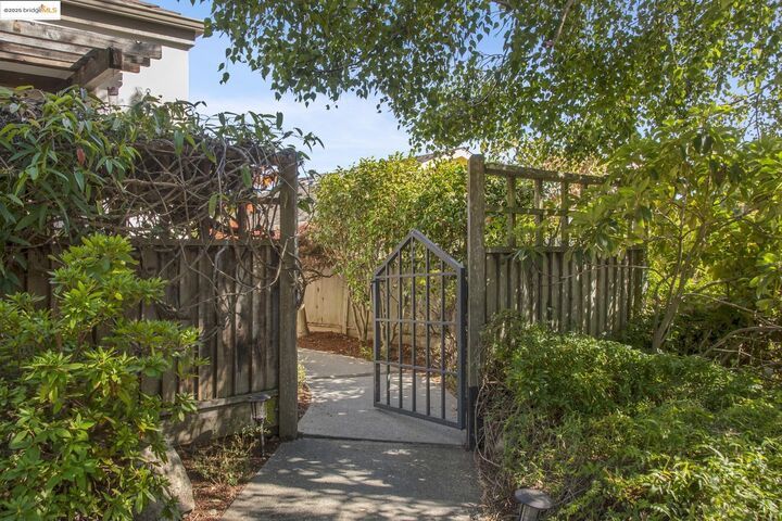 Property Photo:  5966 Glenarms Dr  CA 94611 