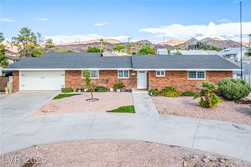 Property Photo: 2120 Thoroughbred Road NV 89002