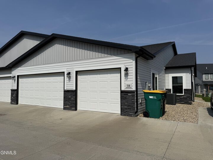 Property Photo:  114 Kenner Loop  ND 58504 