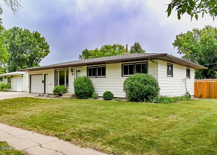 Property Photo:  1837 10th Street SW  ND 58701 