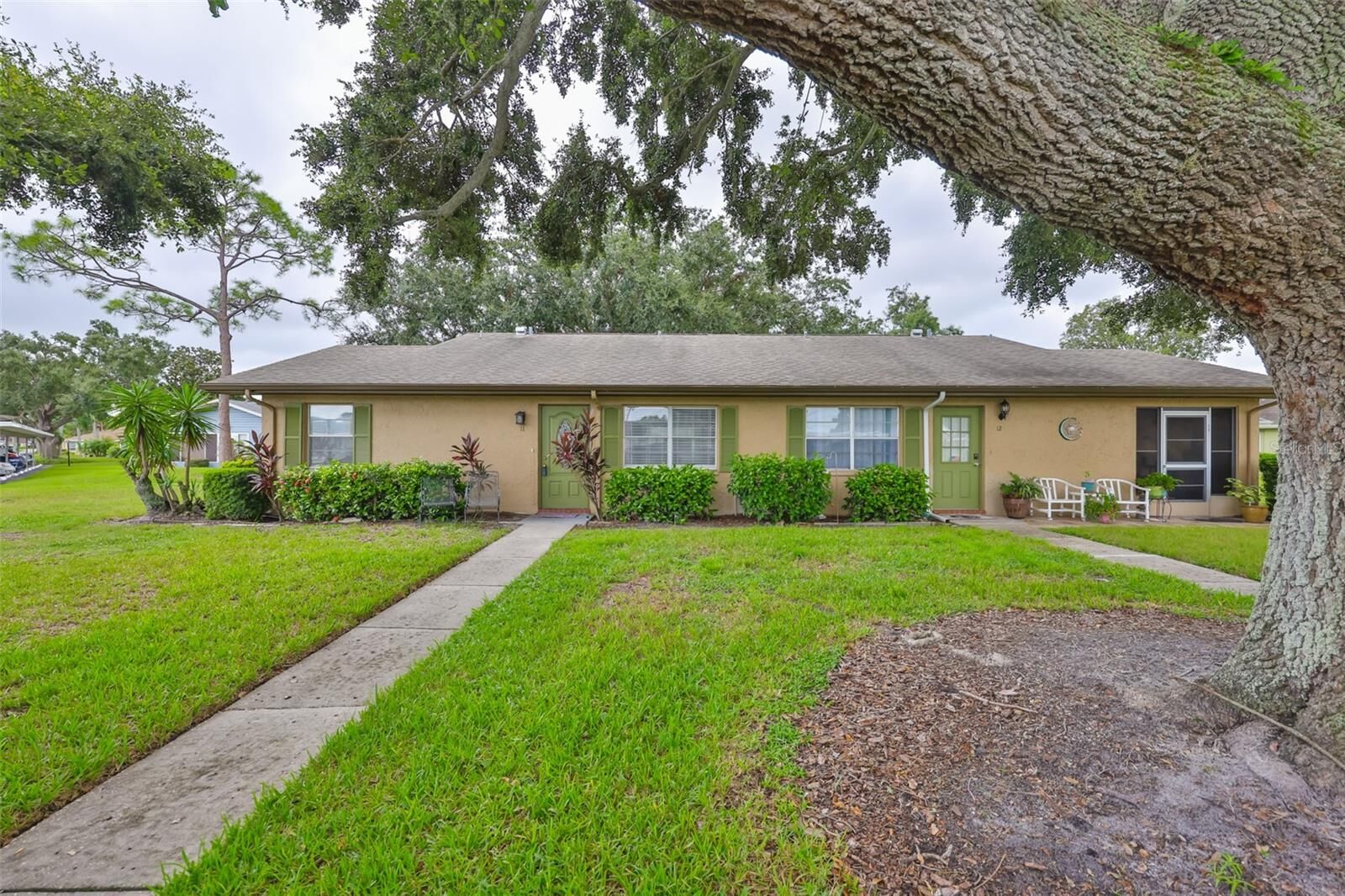 Property Photo:  1904 Canterbury Lane 11  FL 33573 