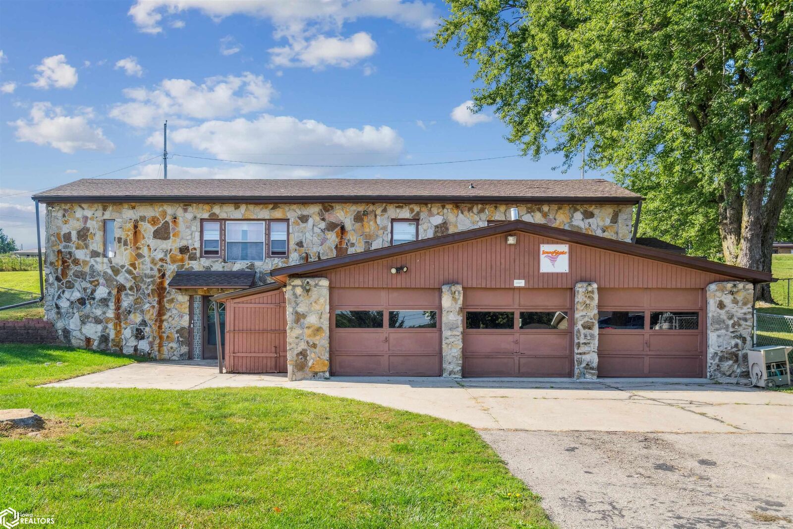 Property Photo:  2506 Fremont Street  IA 50158 