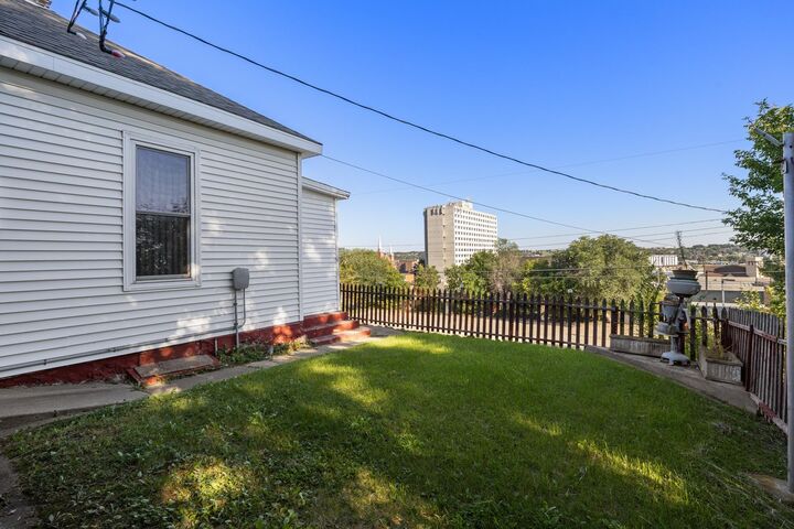 Property Photo:  208 5th Ave SE  ND 58701-0 