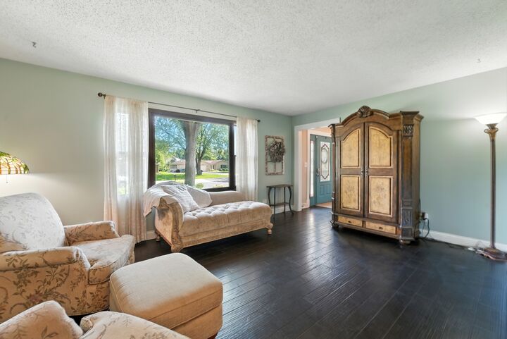 Property Photo: 1214 Carol Crest Drive IL 60118