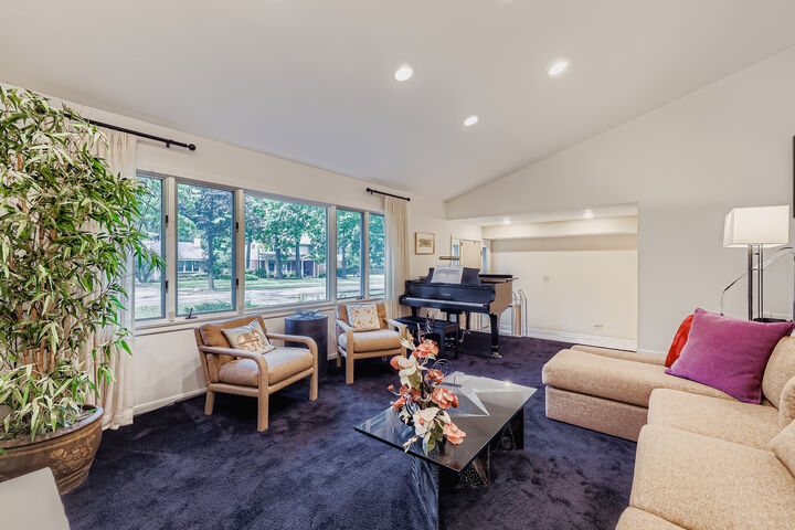 Property Photo:  95 Greenbriar E Drive  IL 60015 