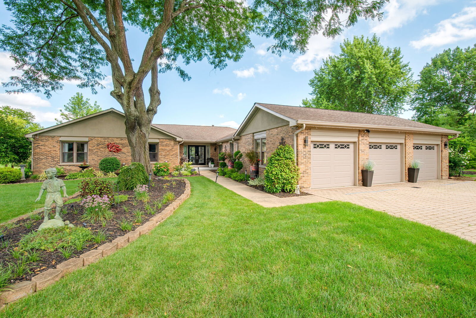 Property Photo: 21237 Pheasant Trail IL 60010