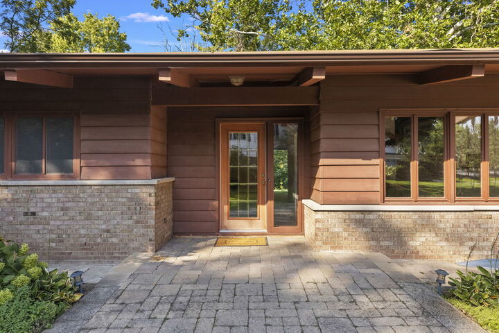 Property Photo: 621 Plamondon Court IL 60189