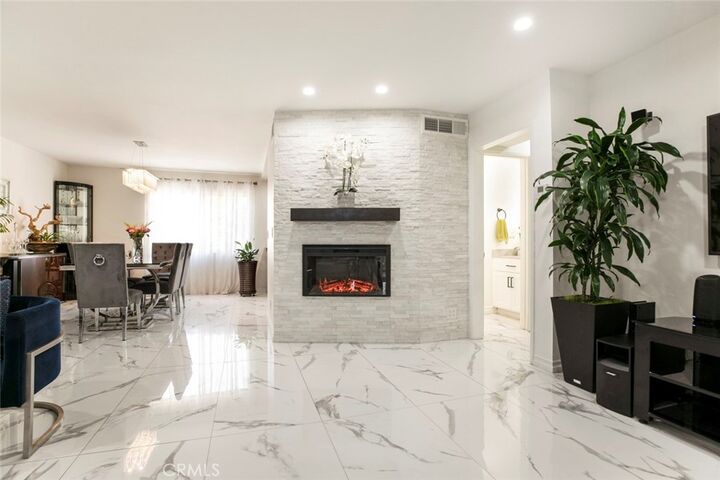 Property Photo:  9520 Via Tivoli  CA 91504