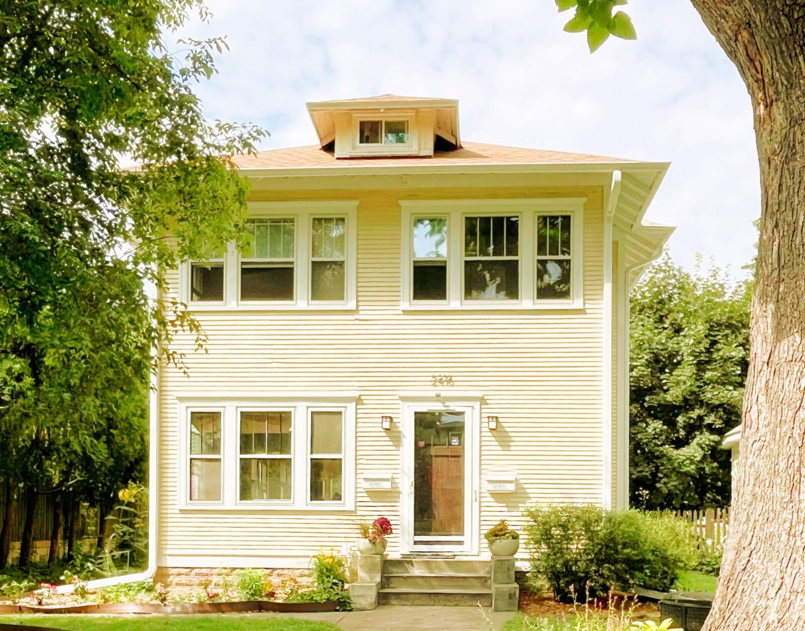 Property Photo:  2416 34th Avenue S  MN 55406 