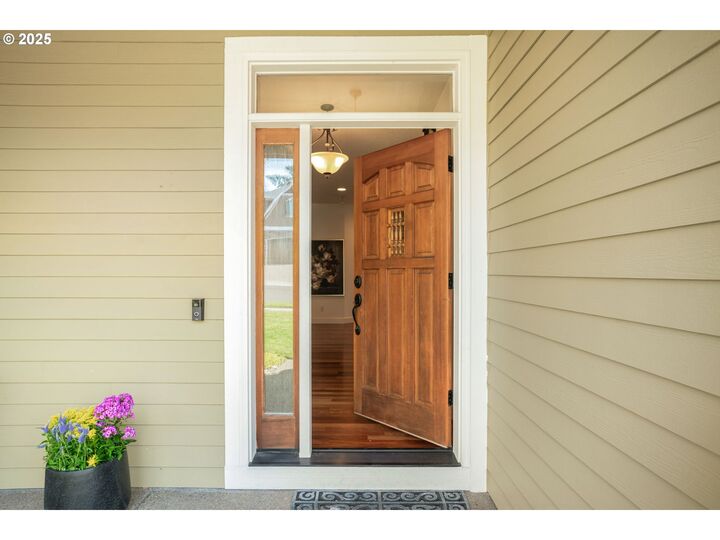 Property Photo:  978 N Alder St  OR 97013 