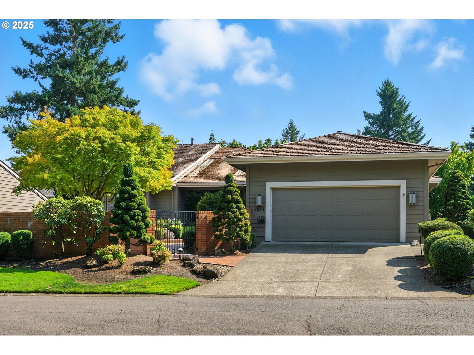 Property Photo:  7244 SW Lake Bluff Ct  OR 97070 