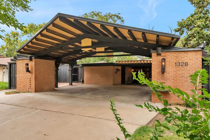 1328 N Minisa Dr  Wichita KS 67203 photo