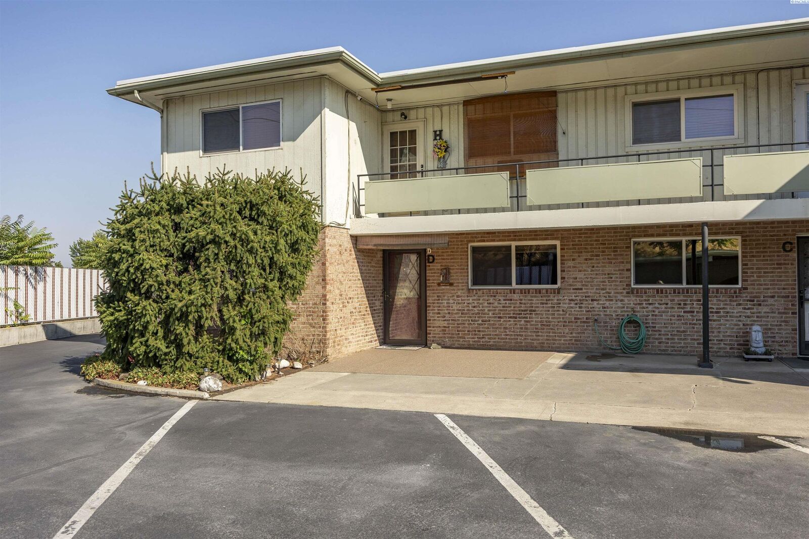 Property Photo:  119 N Waverly Place Unit D  WA 99336 
