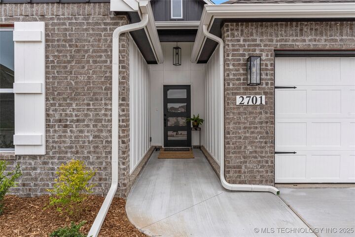 Property Photo:  2701 W Madison Street  OK 74012 