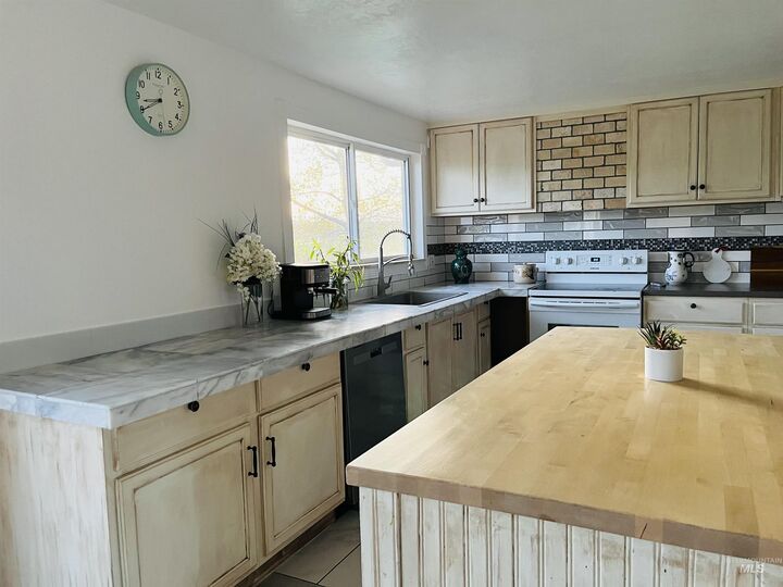 Property Photo:  627 Sugar Ave  OR 97914 