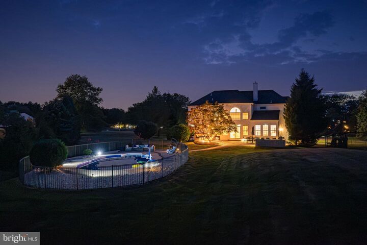 Property Photo:  2 Old Barn Court  PA 18940 