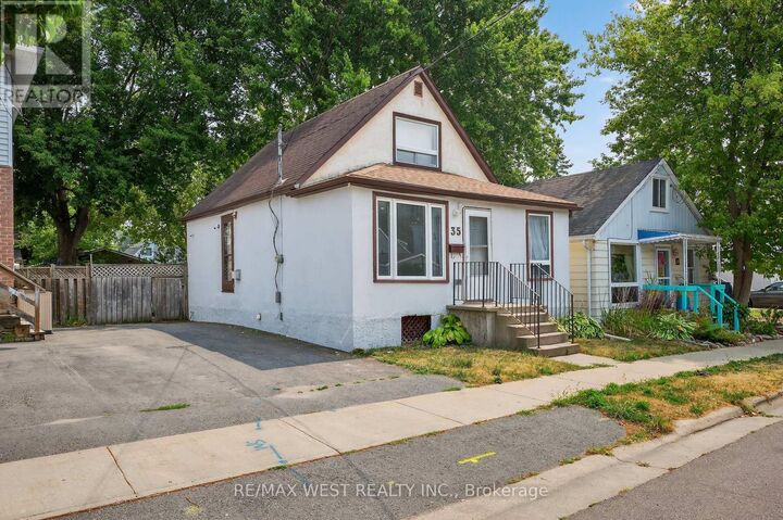 Property Photo:  35 Kingscourt Avenue  ON K7K 4N6 