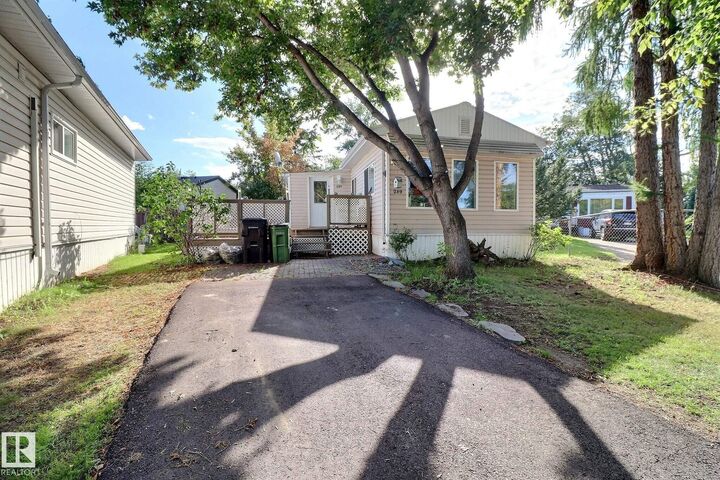 289 Juniper Crescent NW  Edmonton AB T5Y 6L6 photo