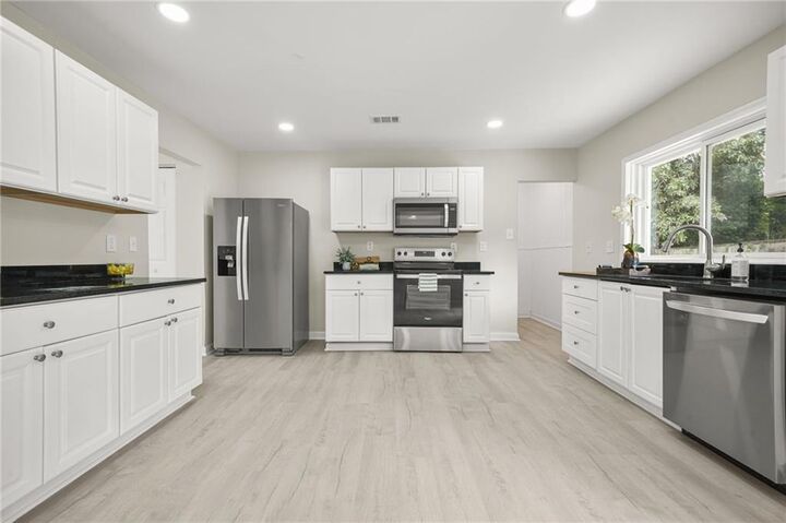 Property Photo:  1478 Ridgewood Place  GA 30043