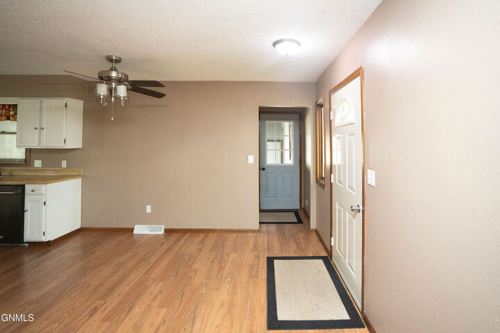 Property Photo:  1708 10th Avenue NE  ND 58401 