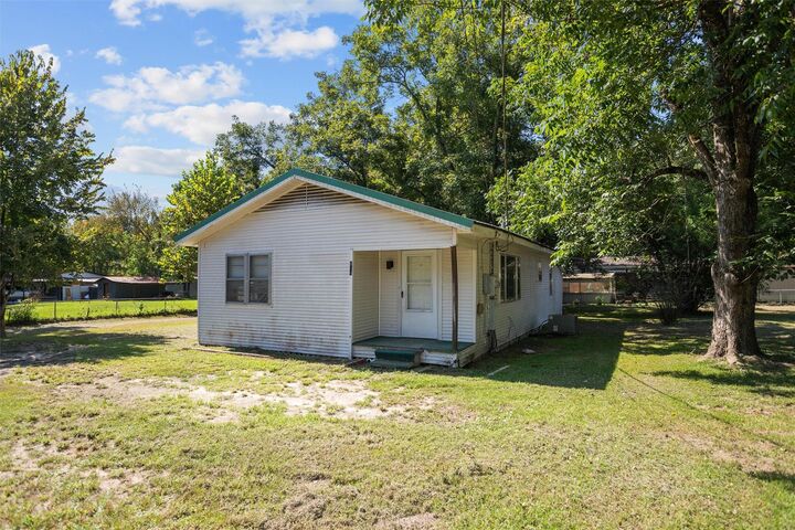 Property Photo:  614 E Spruce Street  TX 75949 