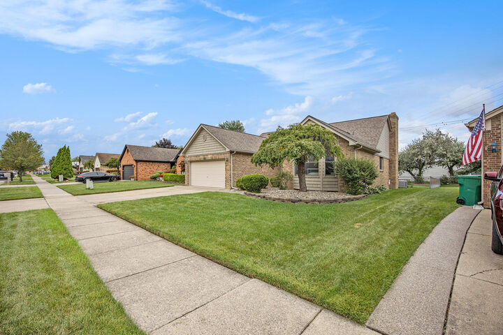 Property Photo:  46293 Fox Run Drive Drive  MI 48044 