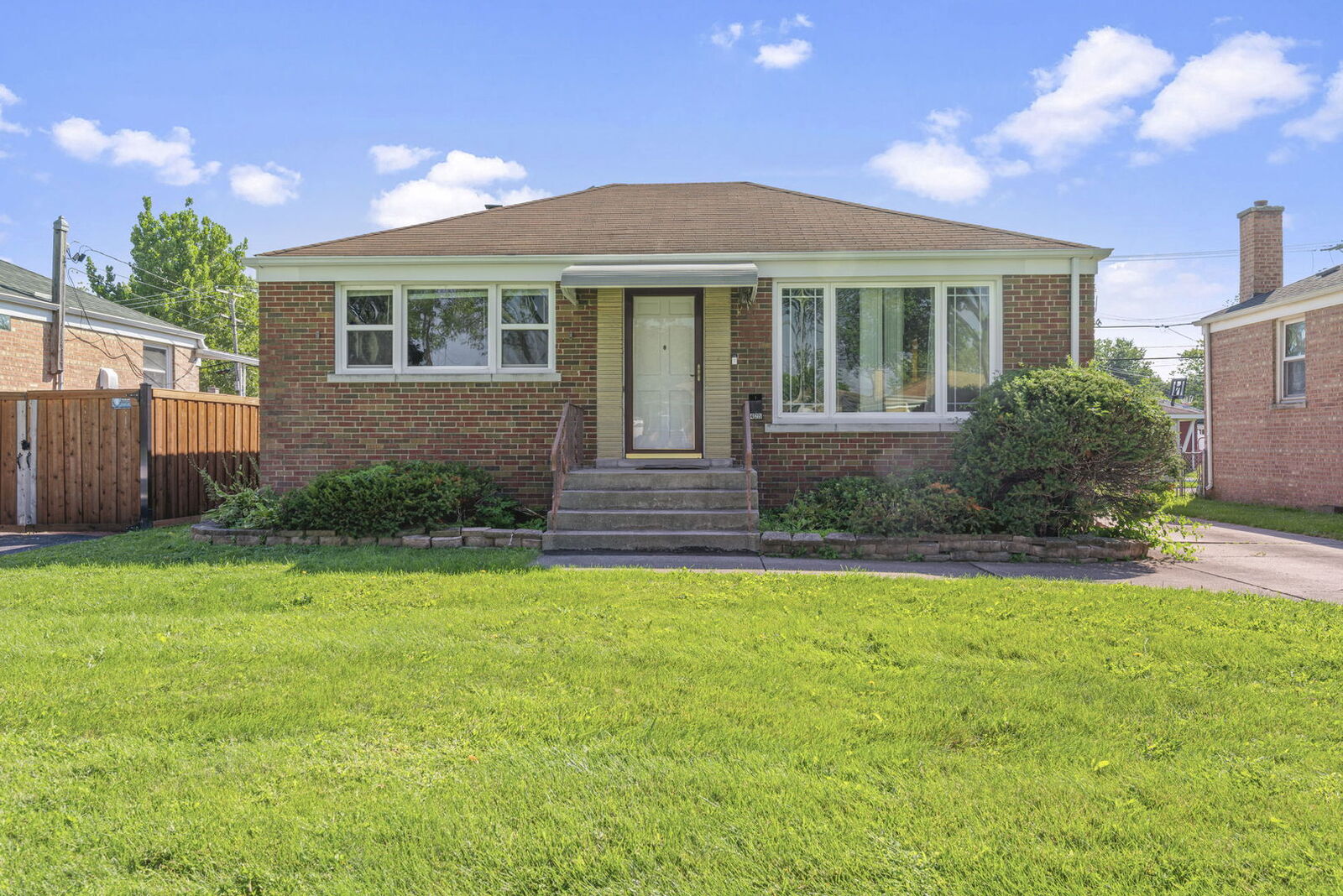 Property Photo:  425 N Jackson Boulevard  IL 60162 