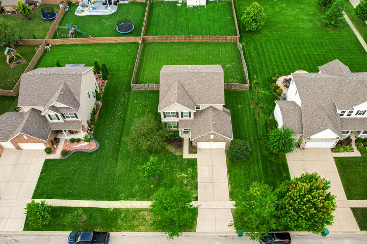 Property Photo: 813 Bittersweet Lane IL 60404