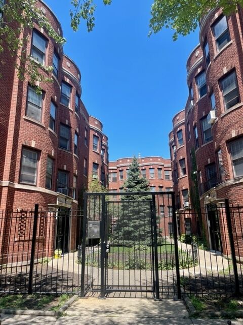 Property Photo: 1070 W Thorndale Avenue 2M IL 60660