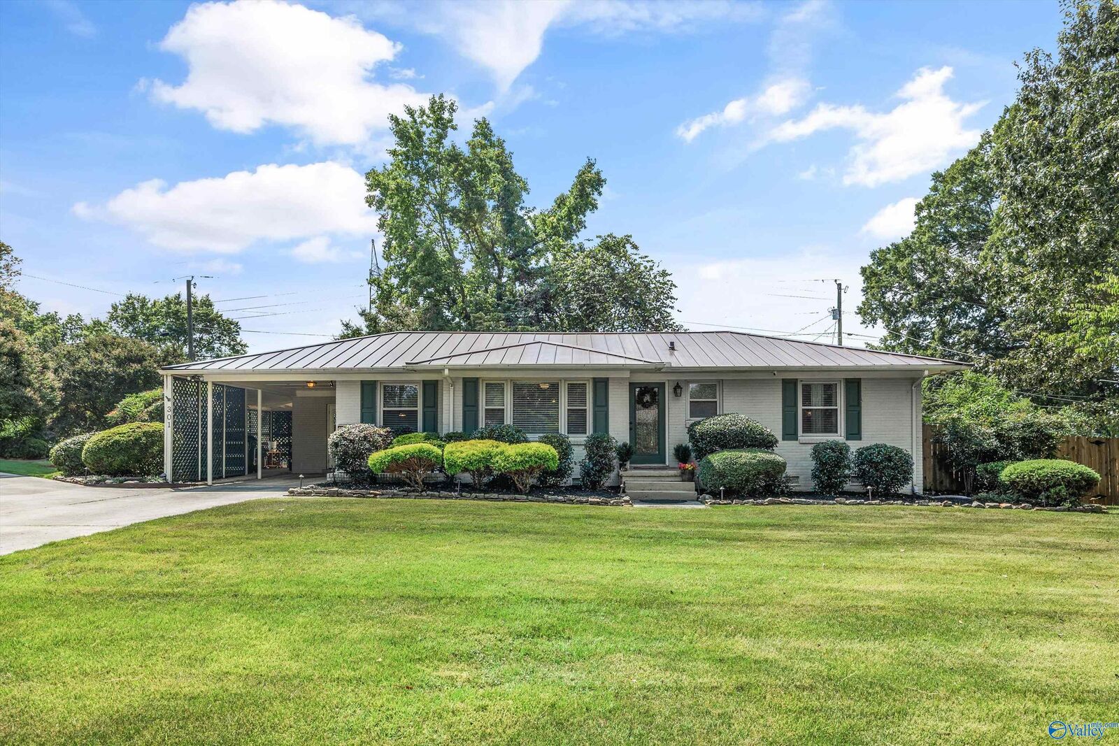 Property Photo: 301 Wingate Avenue SW AL 35801