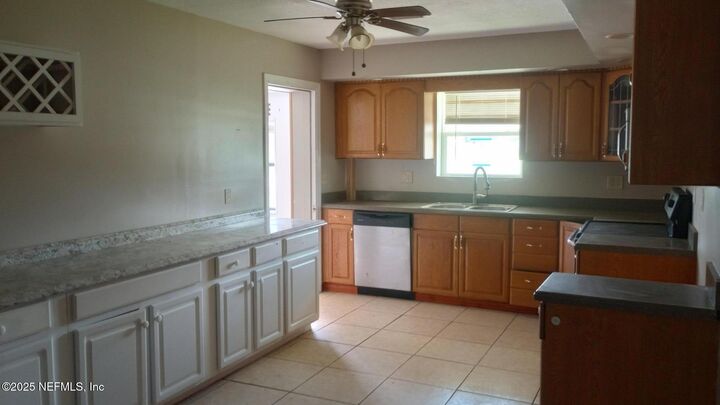 Property Photo: 802 Antigua Road FL 32216