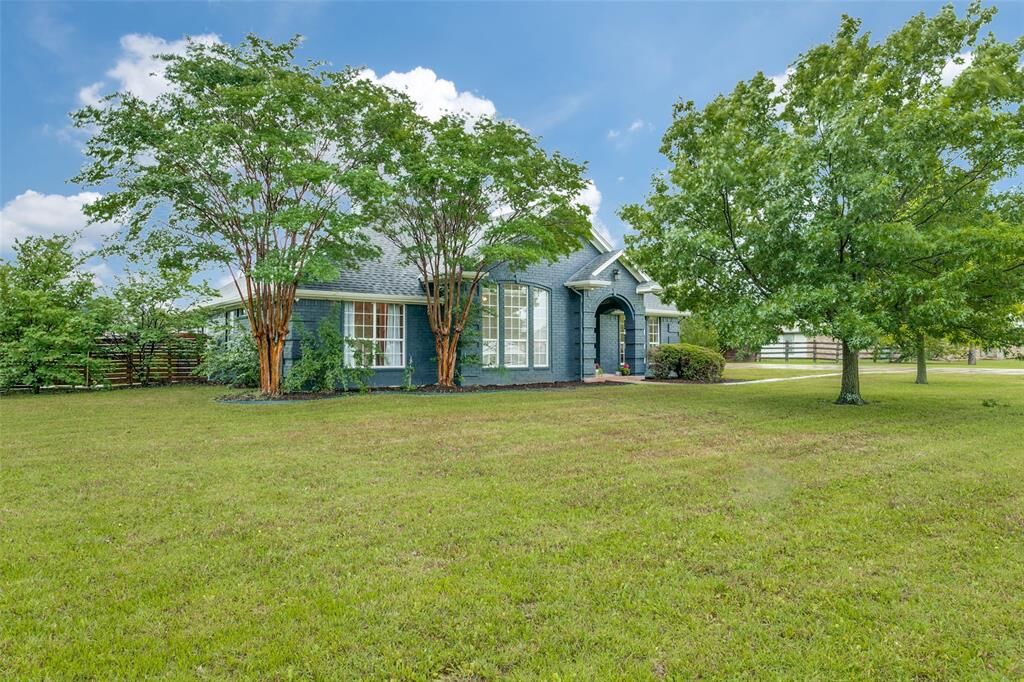 Property Photo:  224 Odessa Drive  TX 76052 