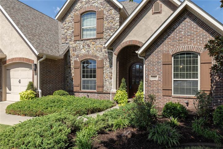 Property Photo:  1204 SW Edinburgh Avenue  AR 72713 