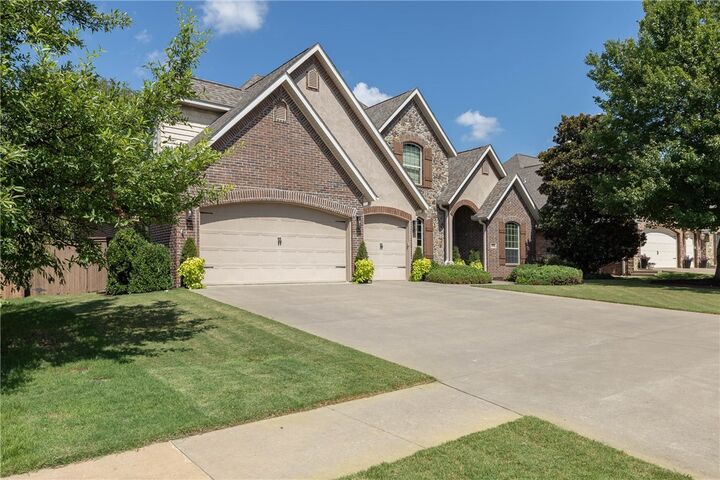 Property Photo: 1204 SW Edinburgh Avenue AR 72713