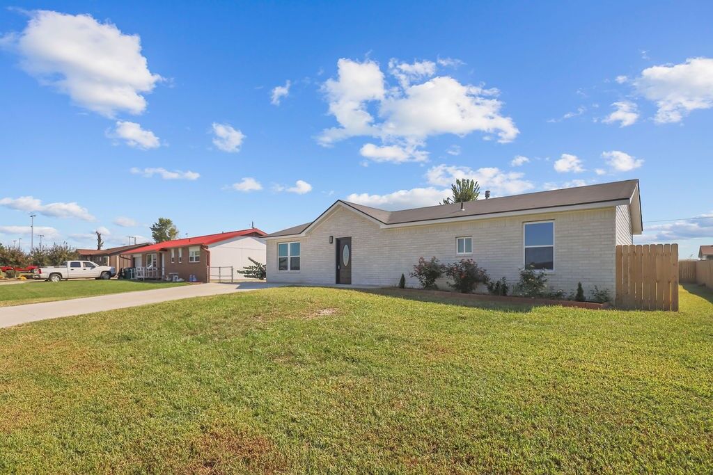 Property Photo: 1312 Margaret Place AR 72756