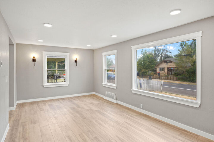 Property Photo: 709 W Jackson Street OR 97501