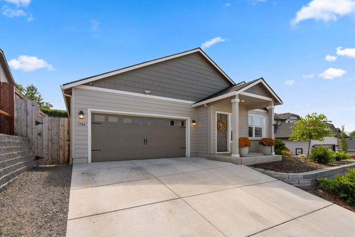 Property Photo: 1744 Carrera Circle OR 97504