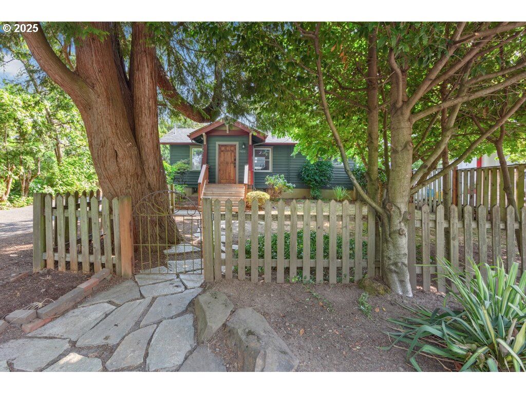 Property Photo: 7404 SW 53rd Ave OR 97219