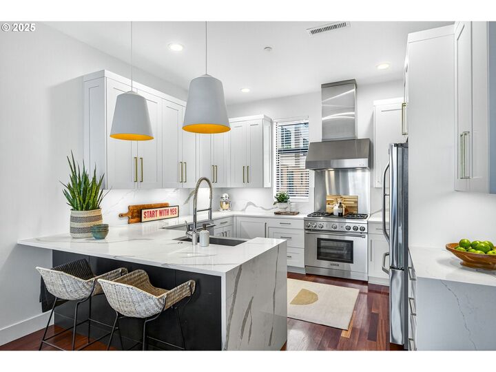 Property Photo:  1682 NW Riverscape St  OR 97209 