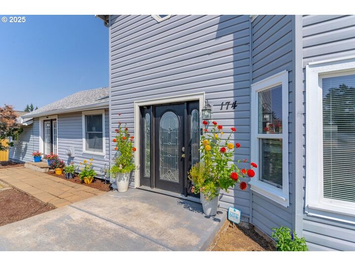 Property Photo: 174 Steelhammer Rd OR 97381