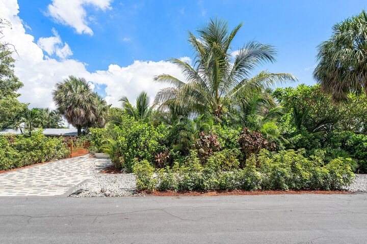 Property Photo:  2041 NE 30th Street  FL 33306 