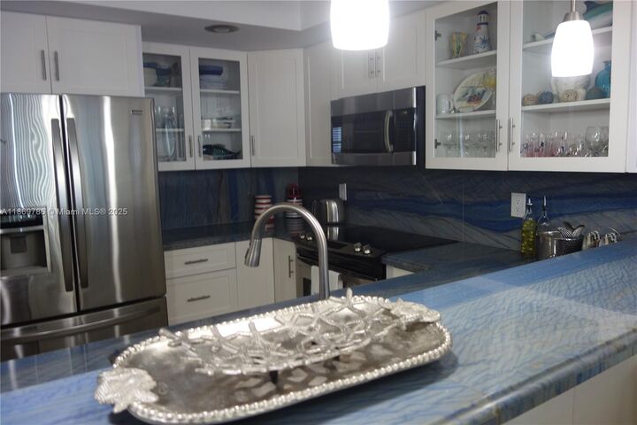 Property Photo:  5701 Collins Ave 1510  FL 33140 