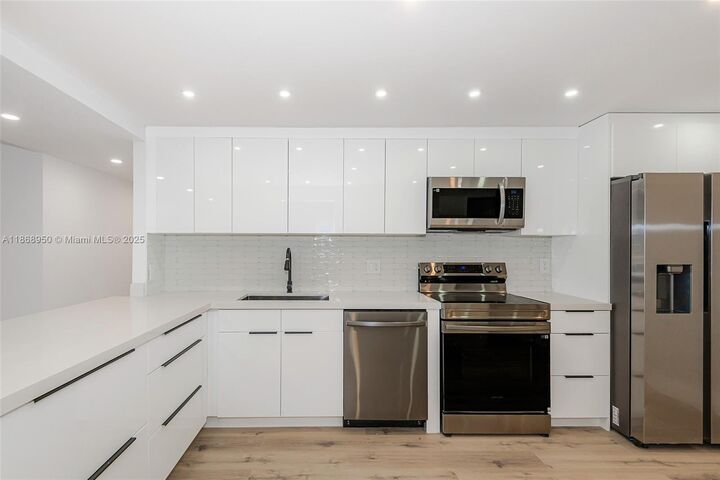 Property Photo:  2500 Parkview Dr 821  FL 33009 