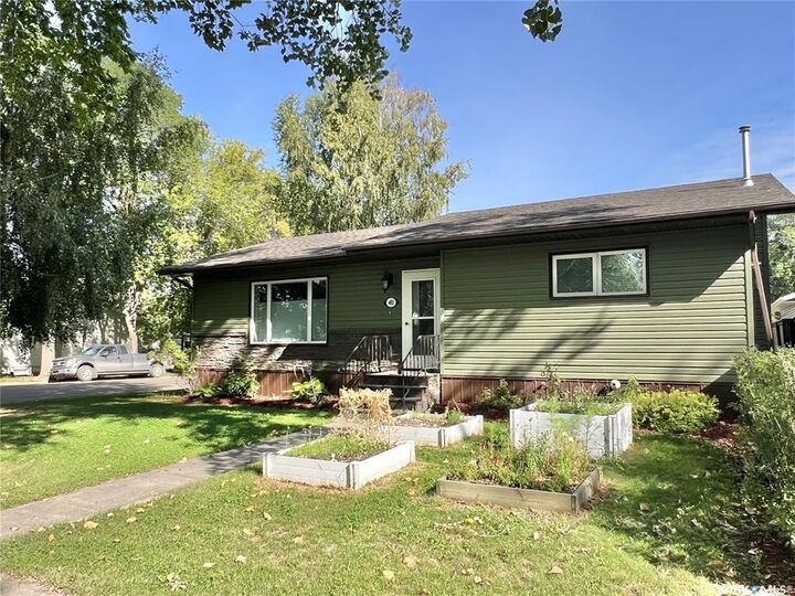 Property Photo:  402 Crawford Avenue E  SK S0E 1A0 