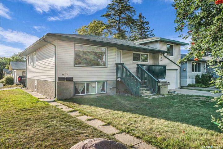 Property Photo:  1601 F Avenue N  SK S7L 1Y1 
