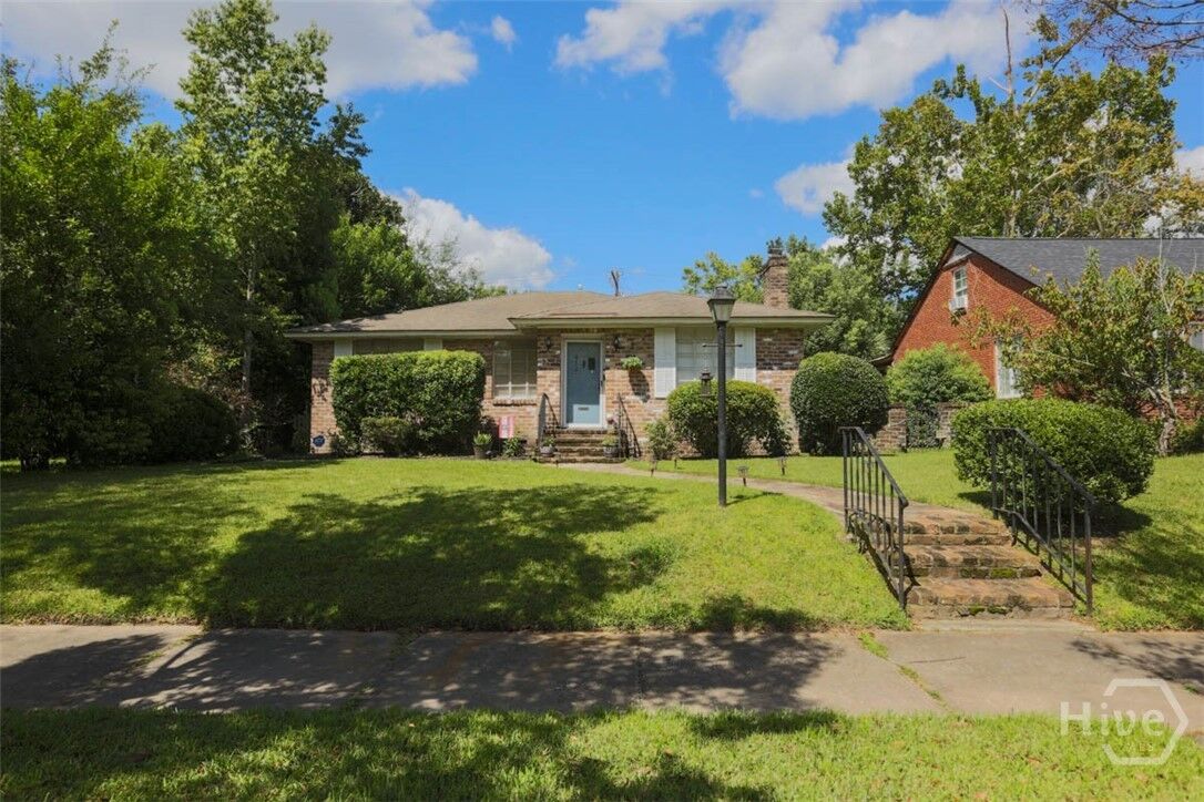 Property Photo: 412 E 53rd Street GA 31405