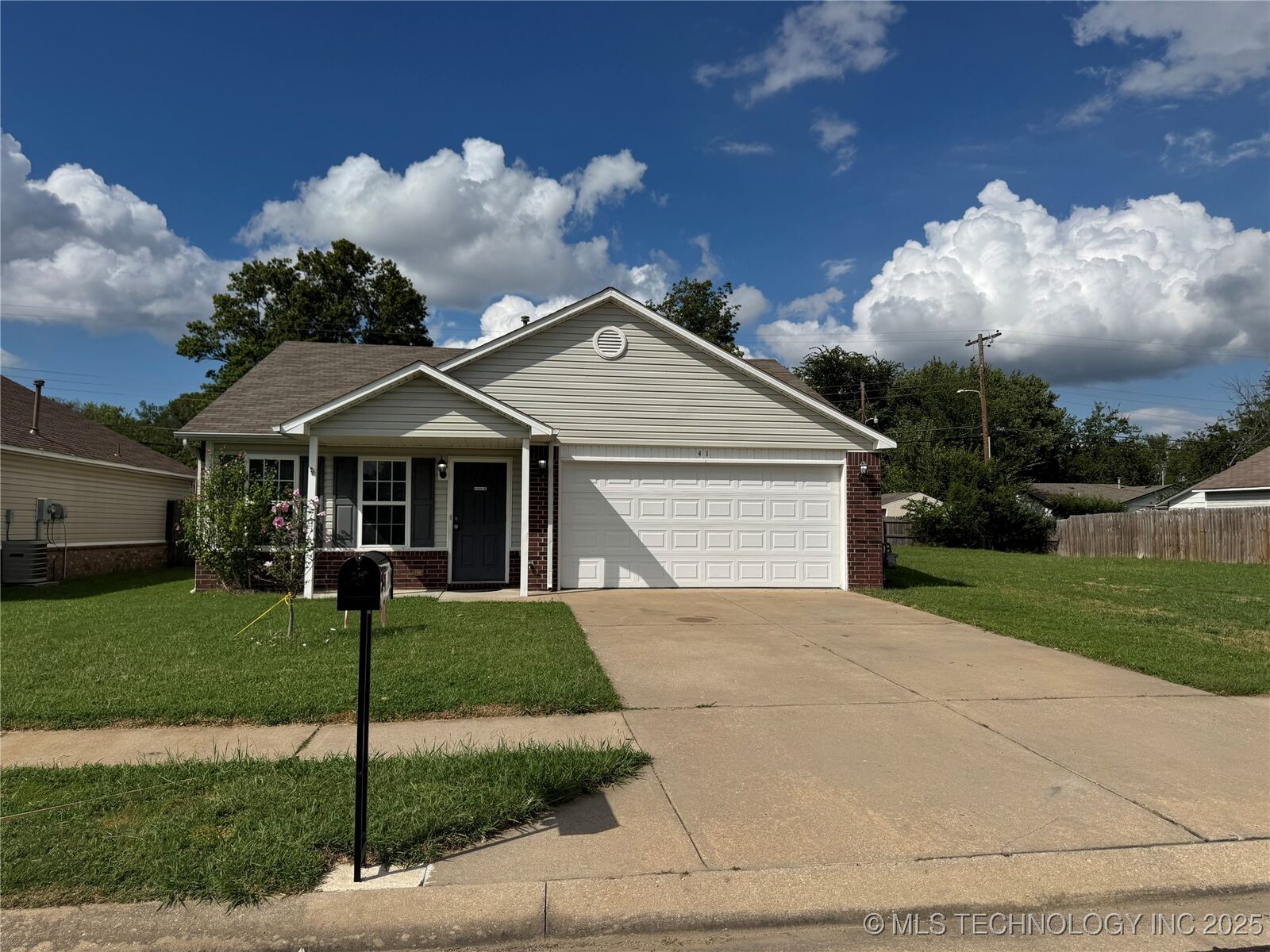 Property Photo:  41 W Fairlane Court  OK 74066 